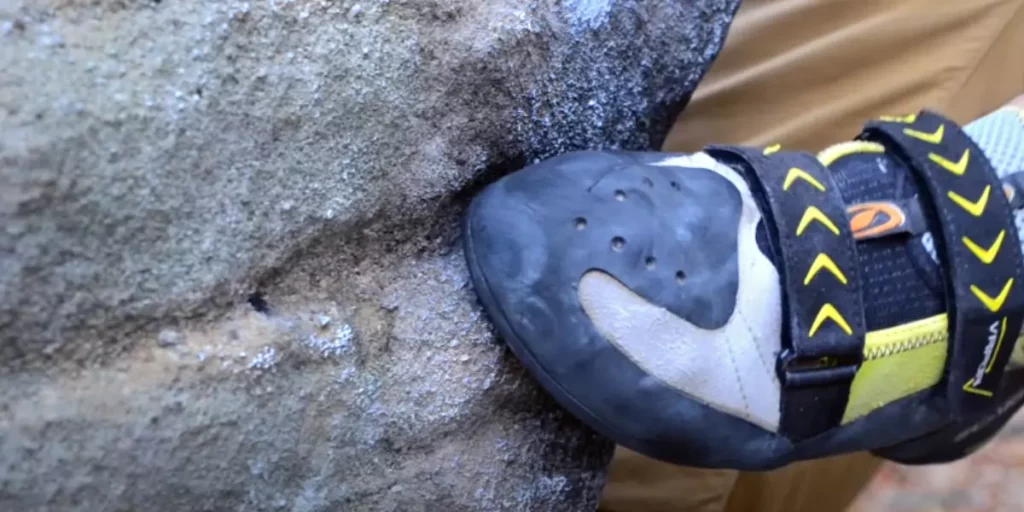 scarpa vapour v features extended toe positioning for climbers 